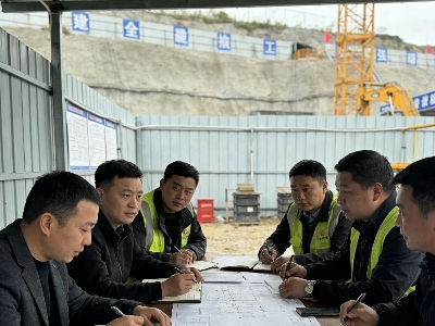 华筑天下建筑工程公司项目管理团队工地实景照，边坡支护工程现场管控.jpg